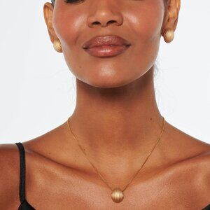 Set of satin gold necklace, pendant and earrings